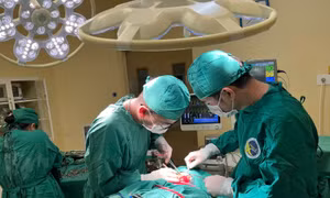 Tai nạn hy hữu, cụ ông 74 tuổi bị vòi xịt nước áp lực cao cứa đứt khí quản