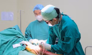 Tự ý tiêm thuốc đau lưng trôi nổi, bệnh nhân 61 tuổi phải phẫu thuật rạch tháo mủ khẩn cấp