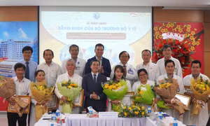 Tặng Bằng khen cho ekip thực hiện ca thông tim xuyên bào thai cho sản phụ người Singapore