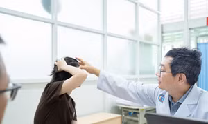 Phẫu thuật bắc cầu động mạch não giúp nữ bệnh nhân trẻ thoát khỏi liệt mặt, tay