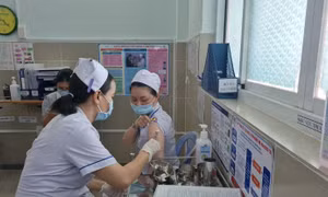 Bệnh viện tuyến quận đầu tiên tại TP Hồ Chí Minh tiêm vaccine phòng COVID-19