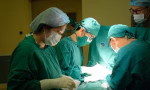 Cứu sống nam công nhân bị thang máy kẹp cổ trong lúc vận chuyển hàng