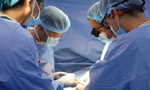 Mẹ hiến thận cứu con gái thoát suy thận giai đoạn cuối
