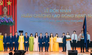 Trường Đại học Văn Lang đón nhận Huân chương Lao động hạng Nhì