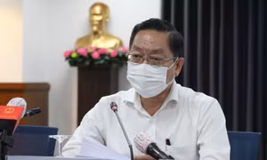 Bé trai một tuổi mắc COVID-19 được người thân đưa đi chơi nhiều nơi