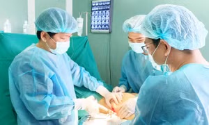 Mông hình thành khối tổ ong, chảy dịch hôi thối vì nhờ bạn tiêm filler