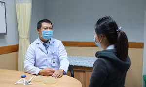 Người phụ nữ bị vỡ túi ngực và biến dạng sau khi đi ‘nâng cấp vòng 1’ 