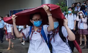 Chiều 9/8: Thí sinh TP Hồ Chí Minh đội mưa đi thi Toán