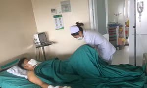 TP Hồ Chí Minh: Đang chạy xe trên đường, một thanh niên bị dây diều quấn chặt vào cổ