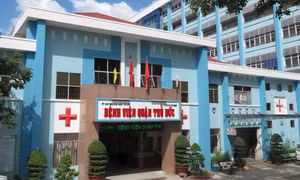 Sản phụ 18 tuổi đẻ rơi trong nhà vệ sinh bệnh viện rồi bỏ con vào thùng rác