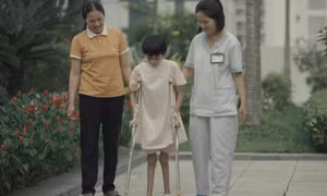 Bé gái 12 tuổi thoát khỏi ‘đôi chân đầu gối’