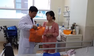 Bệnh nhi mắc bệnh hiểm nghèo được hỗ trợ kinh phí điều trị từ dự án ‘Sóng chữa lành'
