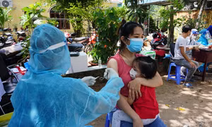 TP Hồ Chí Minh tiêm vaccine COVID-19 lưu động tại 'vùng đỏ' để mở rộng 'vùng xanh'
