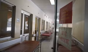 Bệnh nhân phi công người Anh dương tính trở lại với virus SARS-CoV-2, tiên lượng còn nặng