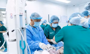 Cứu sống bé gái sơ sinh mang khối u quái khổng lồ gấp đôi cơ thể hiếm gặp