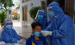 TP Hồ Chí Minh: Dịch âm thầm lây lan trong cộng đồng, người dân nào cũng có thể là F0