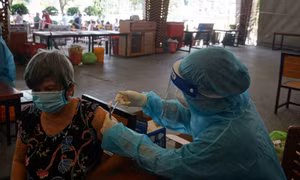 TP Hồ Chí Minh: Không yêu cầu các địa phương tạm dừng tiêm vaccine Pfizer