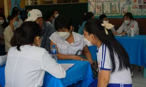 Phụ huynh cần làm gì khi trẻ bị phản ứng sau tiêm vaccine phòng COVID-19?