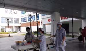 Cấp cứu một trường hợp chấn thương mắt, môi cằm do rồ xe tay ga