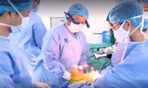 Lần đầu tiên Việt Nam đưa công nghệ thực tế ảo 'mắt thần' vào thay khớp nhân tạo
