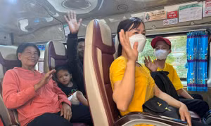 Những 'chuyến xe 0 đồng' đưa bệnh nhi về quê đón Tết