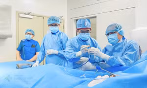 Ứng dụng kỹ thuật tim mạch hiện đại trong điều trị bệnh nhân cao tuổi nguy kịch