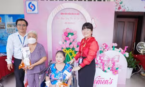 Ấm áp chương trình ‘Người phụ nữ tôi yêu’ dành cho bệnh nhân nữ dịp 20/10