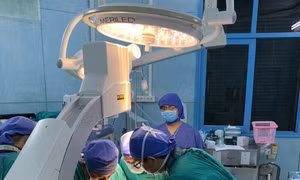 Sau phẫu thuật, 2 học sinh bị chấn thương nặng do cây phượng đổ đã tỉnh táo