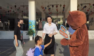 TP Hồ Chí Minh: Học sinh lớp 1 háo hức với các hoạt động trong ngày tựu trường