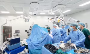 Sử dụng trí tuệ nhân tạo mổ cứu sống người đàn ông có nhiều u não và u cột sống