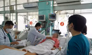 Một phụ nữ phải chạy thận nhân tạo, sử dụng ECMO vì tiêm chất làm đầy