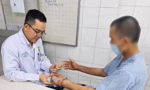 Nối liền hai bàn tay của người đàn ông bị hàng xóm chém đứt lìa do mâu thuẫn