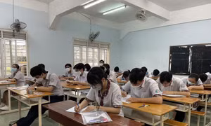 Không bắt buộc trắc nghiệm kết hợp tự luận trong kiểm tra môn Ngữ văn