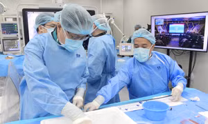 Bác sĩ Việt Nam 'trình diễn' thành công 2 ca can thiệp tim bẩm sinh phức tạp với các chuyên gia quốc tế 