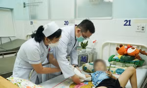 Nối thành công bàn tay bị đứt lìa cho bé trai 5 tuổi