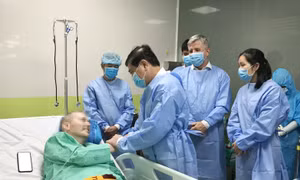 Chủ tịch UBND TP Hồ Chí Minh thăm các y bác sĩ và bệnh nhân phi công người Anh