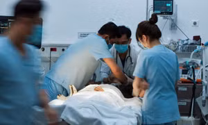 Cứu sống bệnh nhân Campuchia chấn thương sọ não nguy kịch sau tai nạn