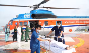 Dùng trực thăng đưa 3 ngư dân ở đảo Sinh Tồn vào đất liền điều trị