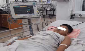 Bé trai bị ngộ độc nặng khiến máu từ màu đỏ chuyển sang màu nâu