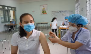 Giáo viên TP Hồ Chí Minh phấn khởi đi tiêm vaccine phòng COVID-19