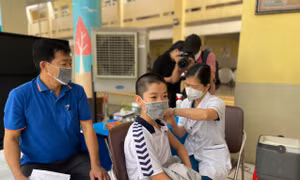 Khi nào phụ huynh nên đưa trẻ đi tiêm vaccine COVID-19 mũi nhắc lại?