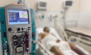 Người đàn ông nguy kịch do nhiễm một loại vi khuẩn có trong nước bẩn