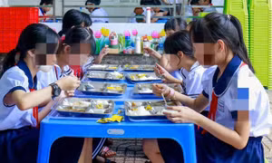 Những ‘khoảng trống’ trong kiểm tra, giám sát thực phẩm vào trường học