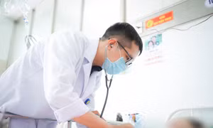Bệnh viện Chợ Rẫy cấp cứu 4 nạn nhân trong vụ xe ô tô chở 24 người đi hành hương bị nạn