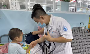 TP Hồ Chí Minh: Thuốc điều trị bệnh tay chân miệng nặng đã được cung ứng trở lại