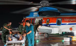 Đưa hai công nhân bị tai nạn lao động từ Trường Sa về đất liền cấp cứu