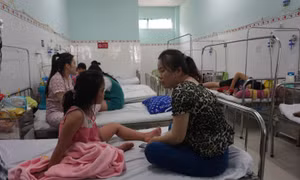 TP Hồ Chí Minh: Sốt xuất huyết chưa đỉnh dịch nhưng bệnh viện đã quá tải và lo thiếu thuốc