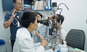 Bác sĩ cảnh báo trẻ có thể mất thị lực chỉ sau vài ngày cảm sốt, nghẹt mũi
