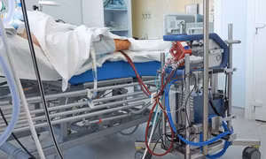 Bệnh nhân phi công người Anh mắc COVID-19 dương tính trở lại, diễn biến xấu