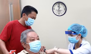 Bệnh viện đầu tiên tại Việt Nam sử dụng kháng thể đơn dòng Evusheld tiêm cho nhóm người có nguy cơ cao
